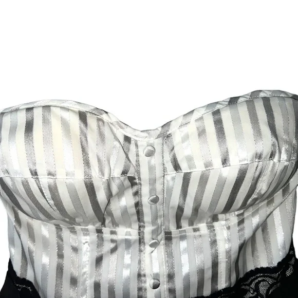 𝐂𝐎𝐓𝐓𝐎𝐍 𝐄𝐗𝐏𝐑𝐄𝐒𝐒 | WHITE AND SILVER STRIPED STRAPLESS METALLIC TOP - Picture 3 of 8